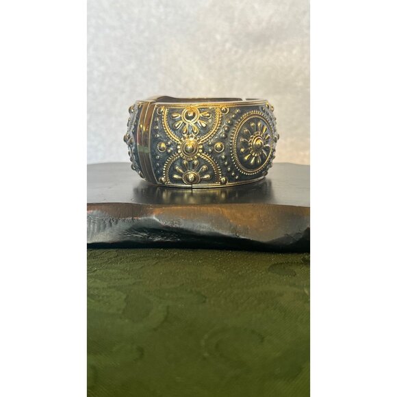 Vintage Silver Tone Cameo Bracelet With Ornate Floral Design & Intricate Detaili - Picture 3 of 5
